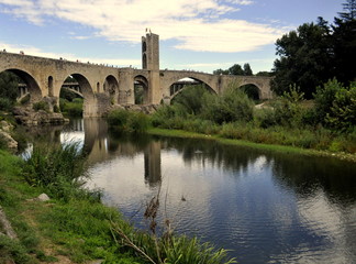 Fototapeta na wymiar Medieval bridge in the town of Besalú (Catalonia, Spain)