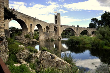 Fototapeta na wymiar Medieval bridge in the town of Besalú (Catalonia, Spain)