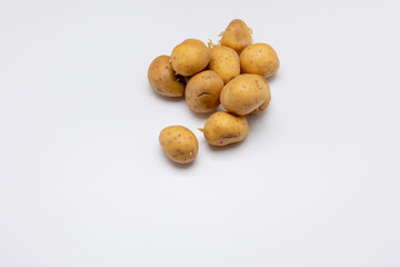 Frische Kartoffeln mit schale zum Kochen