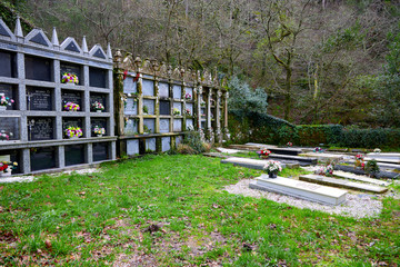 Cementerio junto a una iglesia