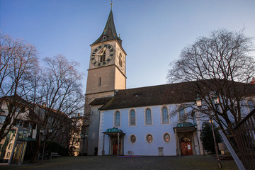 Obraz premium December 19th, 2019-Zurich, Switzerland. St. Peter Church Evangelical-Reformed Church of the Canton of Zürich member of the Federation of Swiss Protestant Churches as seen from St.Peterhofstatt plaza.