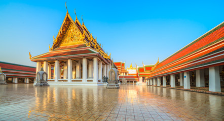 Bangkok buddhist Temple complex, Golden Mountain, Wat Ratchanatdram and Loha Prasat.  Bangkok, Thailandia.