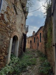 Fototapeta na wymiar Paduli - Vicolo inerbito del borgo fantasma