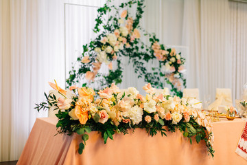 Wedding table decorations with flowers