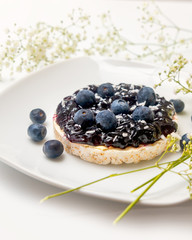 Blaubeer Marmelade auf Reis Waffel mit Kokosrapeln Snack Diät gesund Heidelbeerenmus