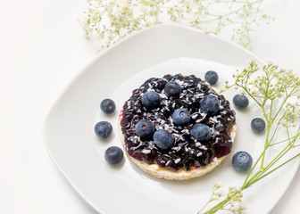 Blaubeer Marmelade auf Reis Waffel mit Kokosrapeln Snack Diät gesund Heidelbeerenmus
