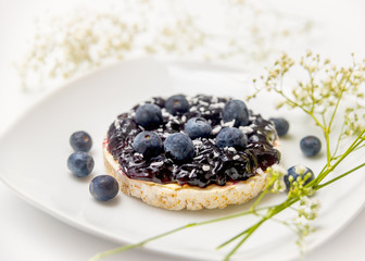 Blaubeer Marmelade auf Reis Waffel mit Kokosrapeln Snack Diät gesund Heidelbeerenmus