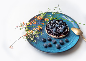 Blaubeer Marmelade auf Reis Waffel mit Kokosrapeln Snack Diät gesund Heidelbeerenmus