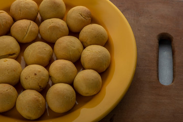  On a wooden board are round cookies.