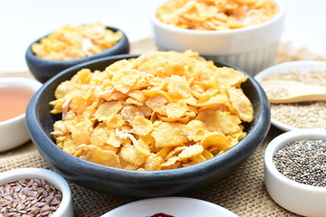 Cereal flakes without sugar, accompanied by seeds, jam and honey