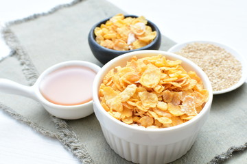 Cereal flakes without sugar, accompanied by seeds, jam and honey
