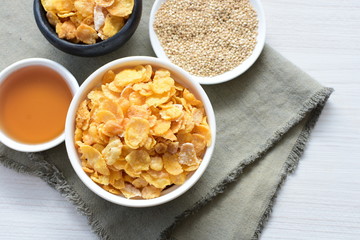 Cereal flakes without sugar, accompanied by seeds, jam and honey