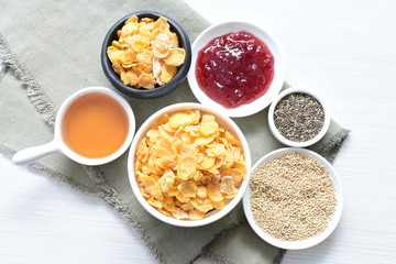 Cereal flakes without sugar, accompanied by seeds, jam and honey