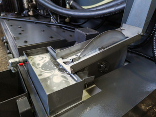 disk type oil skimmer for liquid flood coolant in modern cnc milling machine