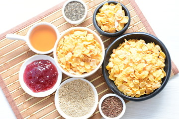Cereal flakes without sugar, accompanied by seeds, jam and honey