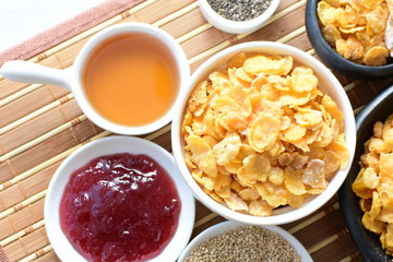 Cereal flakes without sugar, accompanied by seeds, jam and honey