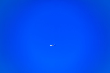 東京都内　青空の中にポツンと飛行機