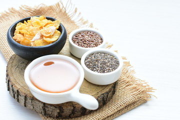 Cereal flakes without sugar, accompanied by seeds, jam and honey