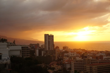 Fototapeta na wymiar picturesque sunset on the Spanish island of Tenerife in the city of Puerto de la Cruz