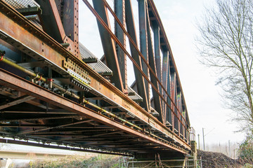 Wanderung entlang des Flusses Else von Bünde nach Kirchlengern. Eine alte Eisenbahnbrücke von...