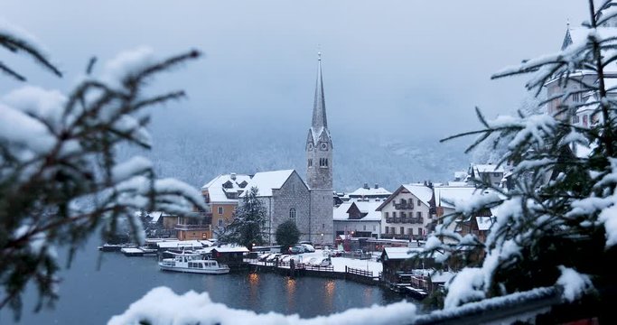 Blick auf Hallstatt in den &Ouml;sterreichischen Alpen an einem Wintermorgen mit Schneefall und Nebel