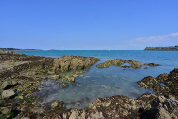 Les eaux turquoises dans la baie de Cancale (35260), département d'Île-et-Vilaine en région Bretagne, France
