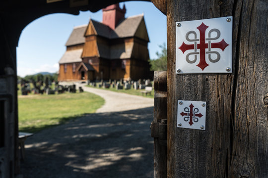 Pilgerzeichen an der Stabkirche in Ringebu, Norwegen