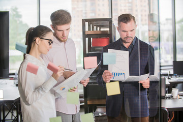 Obraz premium successful businessman in the office at the glass wall, mentor coach training