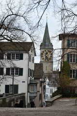 Obraz premium St. Peter's Church in Zurich view from a narrow street.