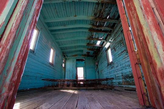 Inside of an abandoned blue room © Dani