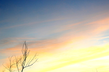 Nubes de primavera al atardecer