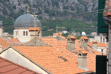 Obraz premium red roofs of old houses on a background of beautiful mountains