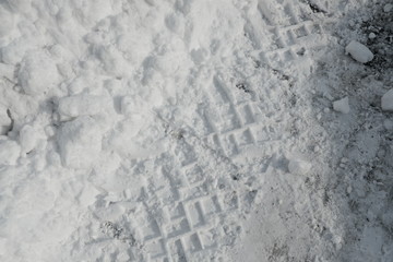 雪に残るタイヤの跡