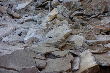 再開発の解体工事現場での瓦礫の山模様