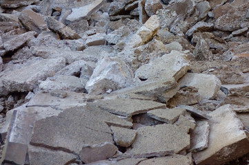 再開発の解体工事現場での瓦礫の山模様