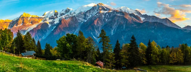 Vlies Fototapete Mont Blanc Die französischen Alpen und der Mont Blanc überragen die pastorale Szene bei Sonnenuntergang