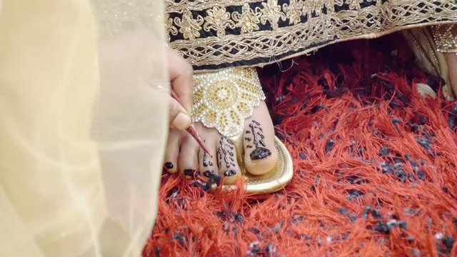  beautiful wedding indian dress sari and putting on temporary tattoo henna