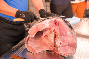 マグロの解体ショー