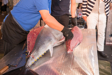 マグロの解体ショー