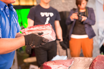 マグロの解体ショー