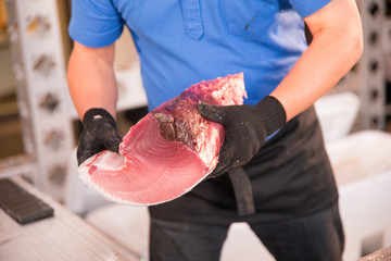 マグロの解体ショー