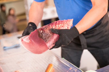 マグロの解体ショー