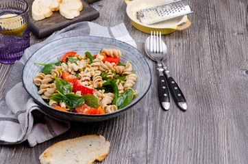 Brown pasta with vegetables