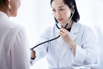 診察中の女性医師
