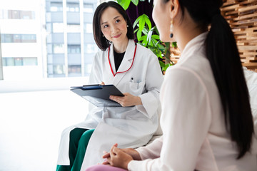 カウンセラーがクライアントにヒアリングをしている