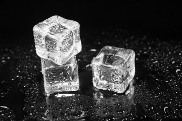 Obraz premium ice cubes on black table background.