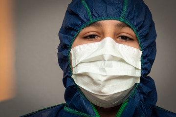 Junger Mann mit Maske virus und staub frei grauer Hintergrund 