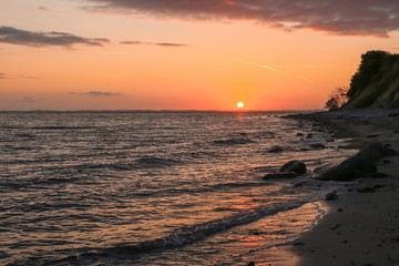 traumhaft schöner Sonnenuntergang am Meer