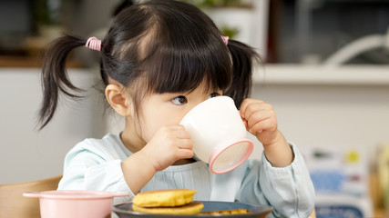 子供　水　水分補給