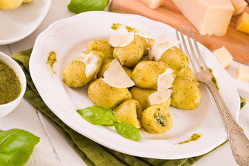 Potato gnocchi stuffed with pesto sauce.